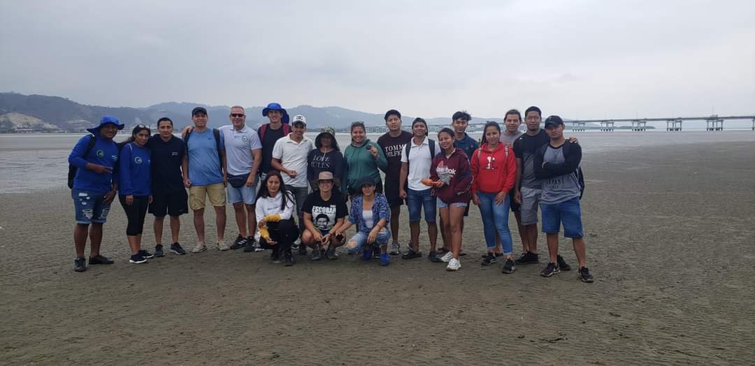 ciapbahia's tweet photo. Seguimos avanzando. Salida de campo con estudiantes de Maricultura (Mar) y Ecología de Ecosistemas Marinos (EEMs) para continuar con el estudio de la población de galletas. Los estudiantes con su docente Jorge Sonenholzner.
@UTMManabi https://t.co/HpPhHuuRI6