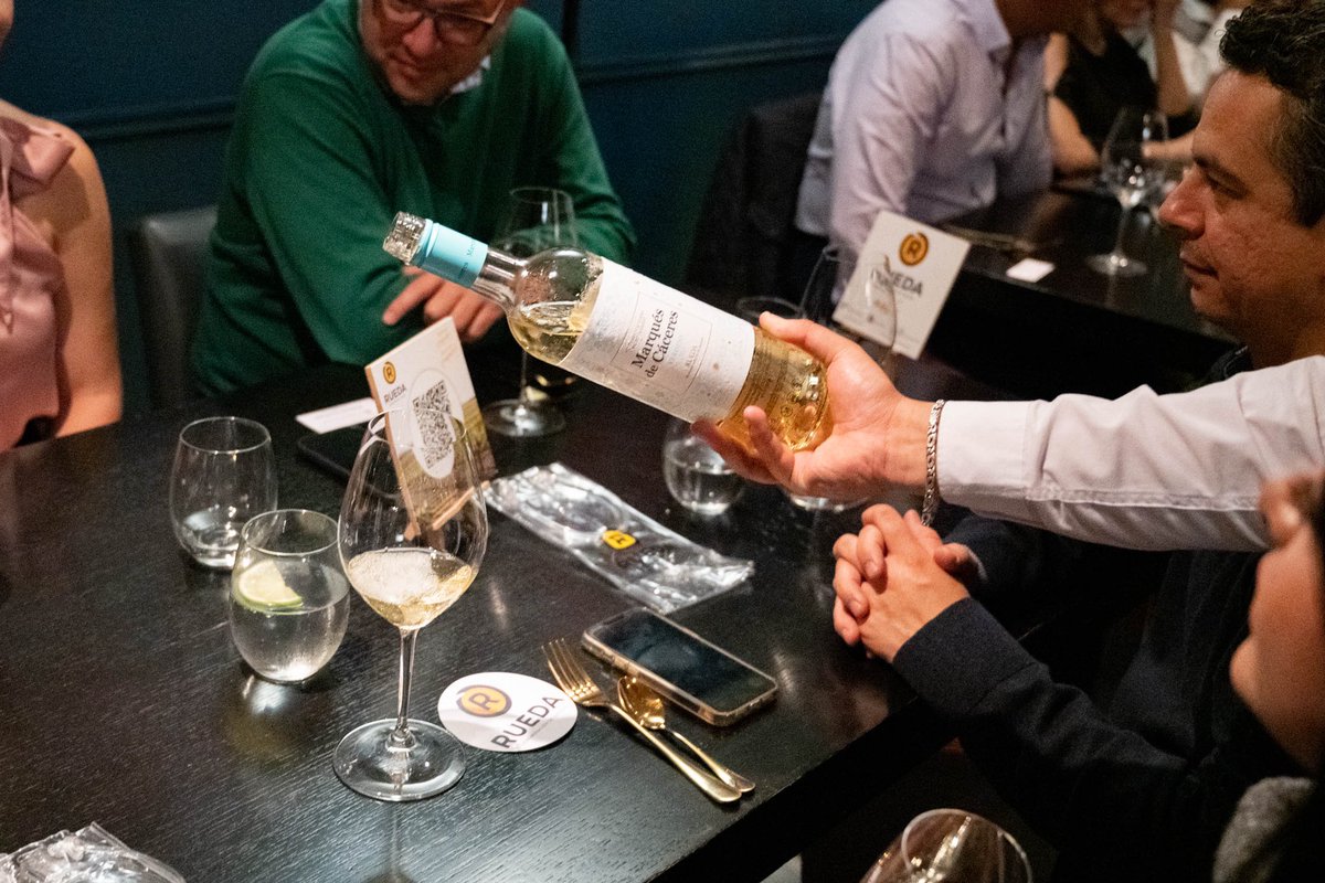 DORueda's tweet photo. ¿Planes para un día festivo?

🔸Compartir momentos rodeados de familia y amigos. 
🔸Una buena comida
🔸Una botella de @Marques_Caceres #DORueda 

#MuchoQueCompartir https://t.co/QwNEgEb3VL