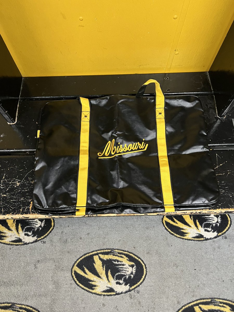 MizClubHockey's tweet photo. Christmas🎄 came early thanks to the guys over at @XjerseysU with some sick new bags🔥 Thanks guys!
#MIZHockey #HockeySchool #Road2Boston https://t.co/FYZ2XYAuas