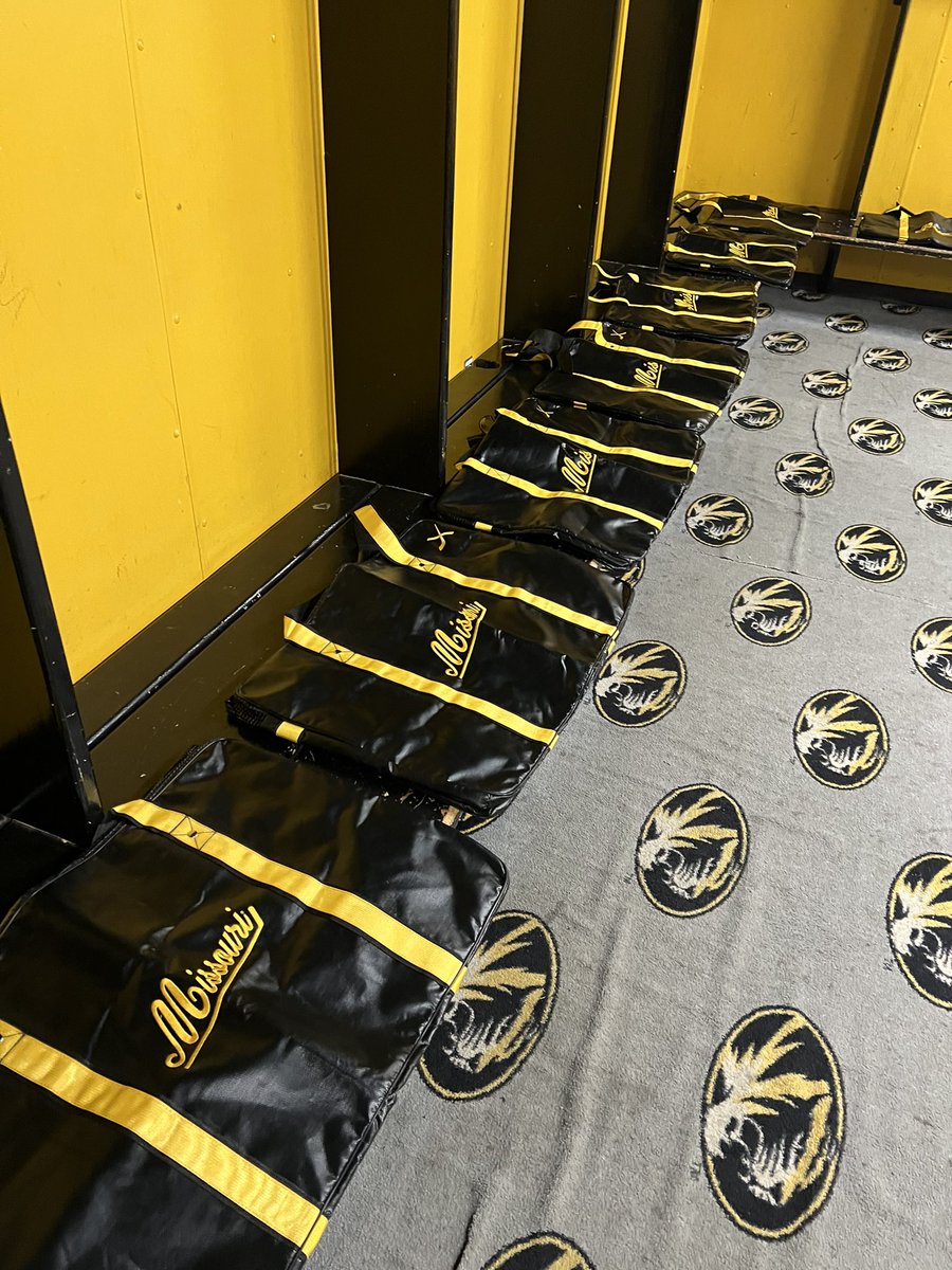 MizClubHockey's tweet photo. Christmas🎄 came early thanks to the guys over at @XjerseysU with some sick new bags🔥 Thanks guys!
#MIZHockey #HockeySchool #Road2Boston https://t.co/FYZ2XYAuas