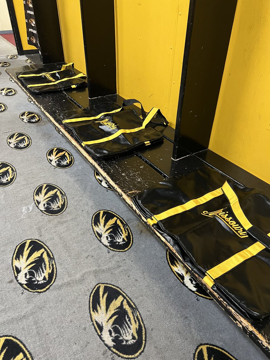 MizClubHockey's tweet photo. Christmas🎄 came early thanks to the guys over at @XjerseysU with some sick new bags🔥 Thanks guys!
#MIZHockey #HockeySchool #Road2Boston https://t.co/FYZ2XYAuas