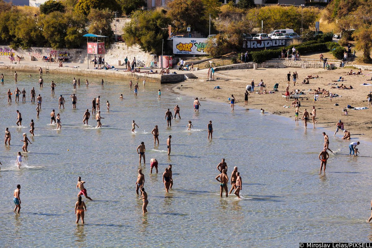 PIXSELL's tweet photo. Splićani su u studeni ušli kupanjem i sunčanjem na Bačvicama 🌞⛱️
https://t.co/pP0bsQoLyQ
📸Miroslav Lelas/PIXSELL
#split #bacvice #plaza #beach #winterisnotcoming #kupanje #suncanje #swimming #croatia #adriaticsea #jadran #travel #caosvima https://t.co/Y242u0GVoC