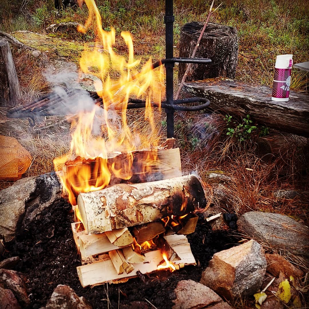 Puun #pienpoltto
^ Puhtaan ja kuivan puun poltto sallittua, kohtuuton rasitus naapurille ei!
^viranomaisen puuttumiskynnys tapauskohtainen-ärsytyskynnys vaihtelee yksilöittäin
^viihtyisyys vai terveyshaitta?

Heinonen <a href="/UniEastFinland/">University of Eastern Finland</a>
#YTP2022 

Kuvassa viihtyisä savuhaittatilanne