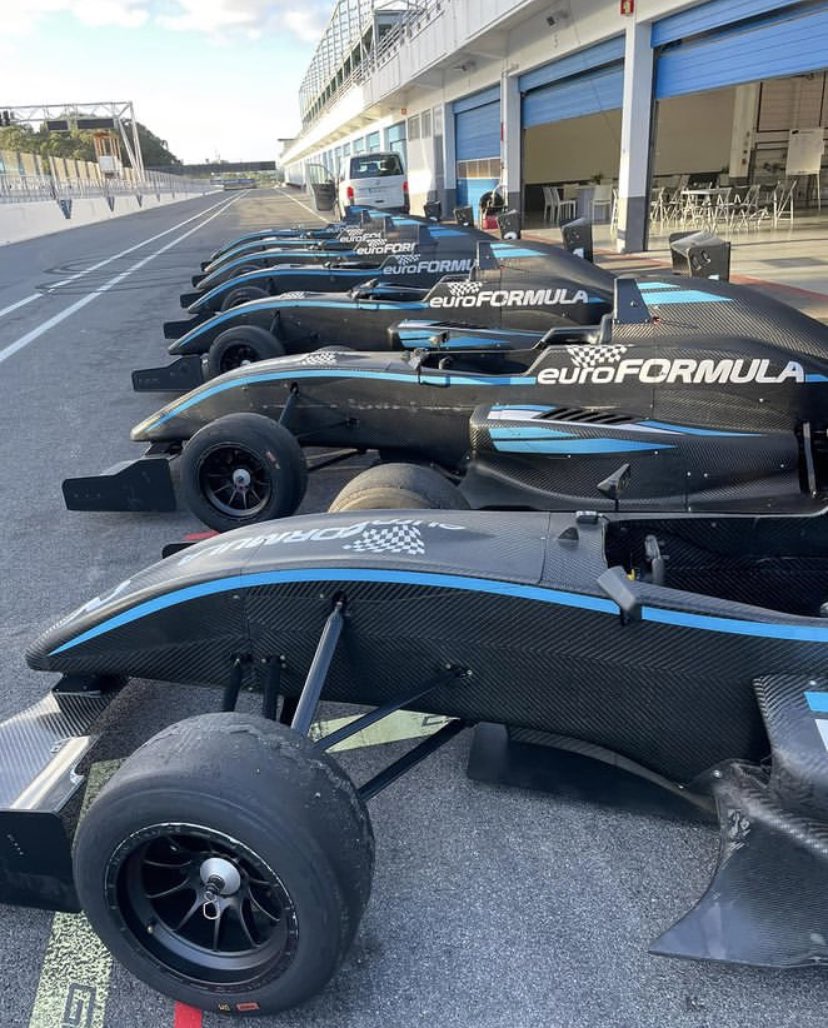EUROFORMULASCH1's tweet photo. Départ pour 4 jours de pilotage sur le @CIRCUITOESTORIL et sous le soleil ☀️ just top 💪 #euroformula #pilotage #formulerenault #circuit #estoril on https://t.co/lmKJjxE9Q3