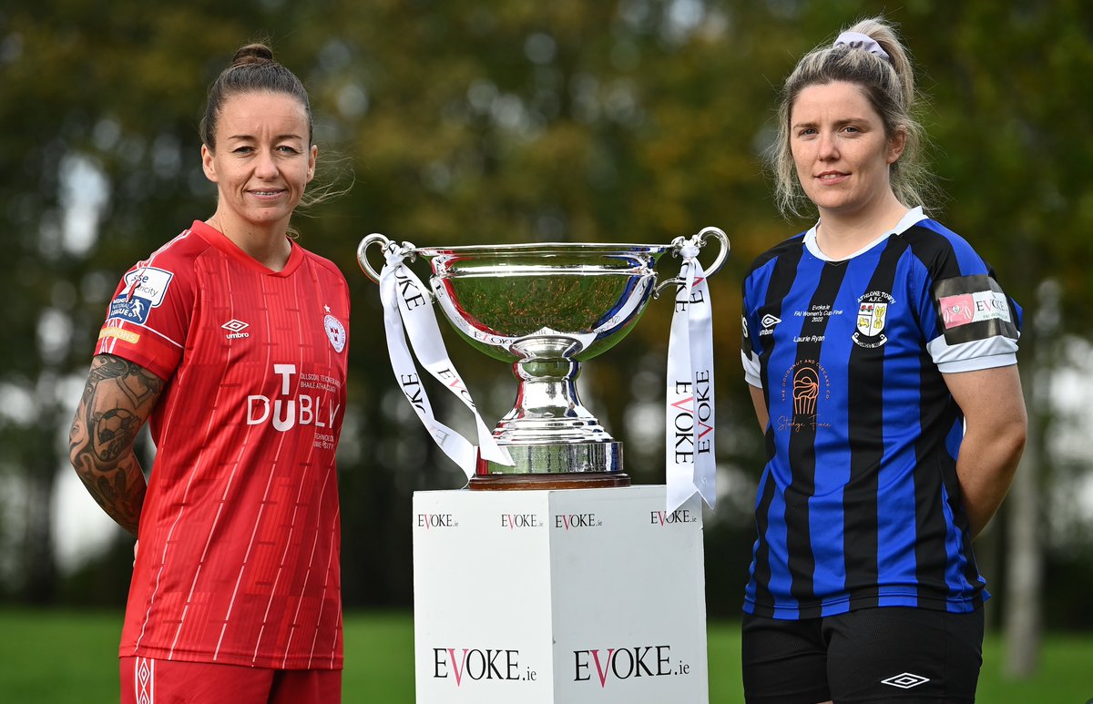 𝐌𝐄𝐃𝐈𝐀 𝐃𝐀𝐘 | @EVOKE FAI Women's Cup Final 📸 @shelsfc & @AthloneTownAFC pose for photos ahead of Sunday's big game! #FAIWomensCup