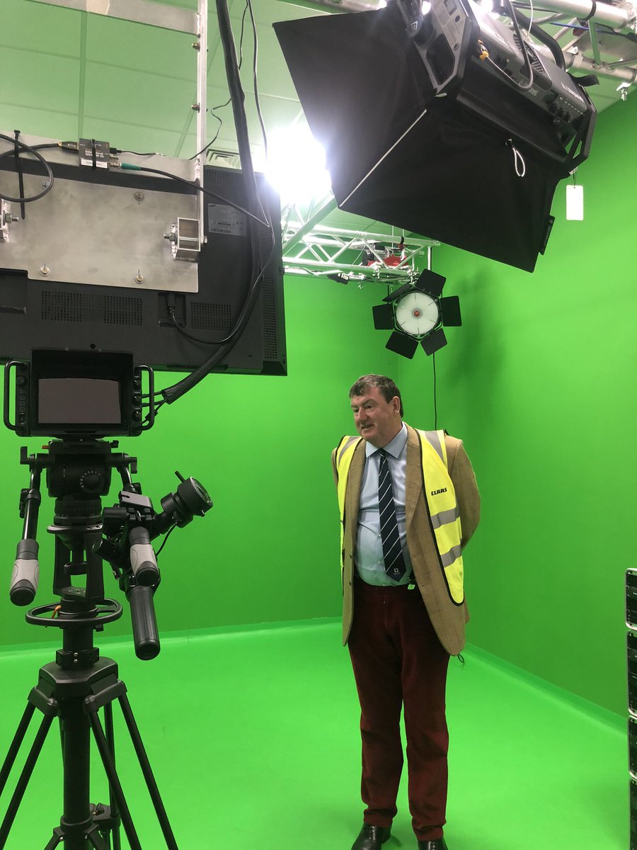 RaynerIzzy's tweet image. Thanks @CLAAS_UK for giving farmers a tour round your new re-developed UK HQ! We got to learn about and drive a range of tractors using the new CMATIC technology at the new Customer Experience Centre! #Claas #CMATIC