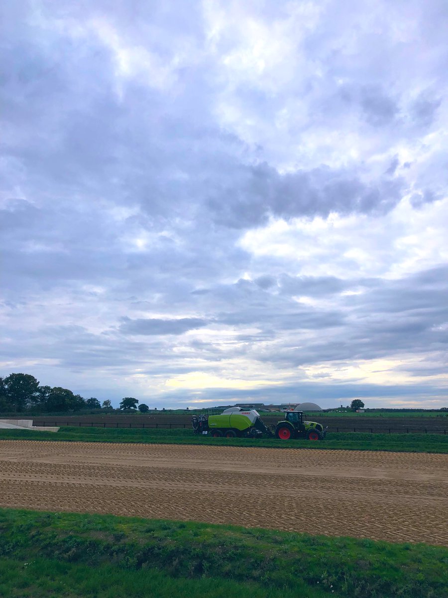 RaynerIzzy's tweet image. Thanks @CLAAS_UK for giving farmers a tour round your new re-developed UK HQ! We got to learn about and drive a range of tractors using the new CMATIC technology at the new Customer Experience Centre! #Claas #CMATIC