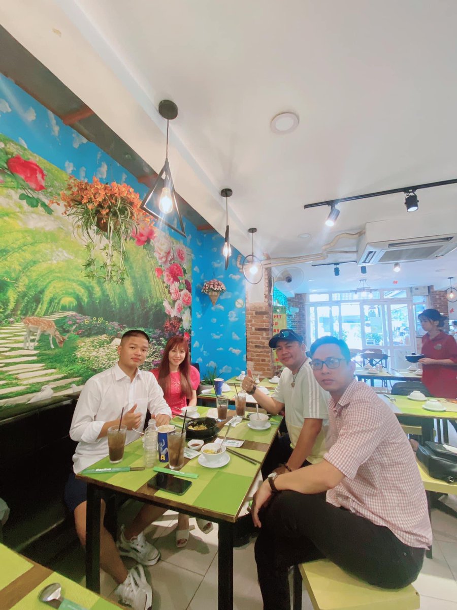 EiraNgo's tweet photo. ⭕️ Kết thúc chuyến đi SG được anh Nguyễn Hữu Nam và anh Khoa mời đi ăn chay, sau đó về văn phòng Fam Central uống cafe, rồi chở Tụi Em ra sân bay nữa 🥰🥰🥰

⭕️ Cảm ưn 2 anh nhìu nhìu lắm lắm ạ 😆😆😆

#EiraNgo
#famcentral https://t.co/q8nBBESXCf