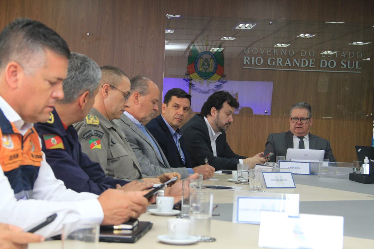 Na manhã desta terça-feira (01/11), na Sala de Governança do CAFF, participei da reunião do Gabinete de Crise para monitoramento dos bloqueios em rodovias no Rio Grande do Sul.