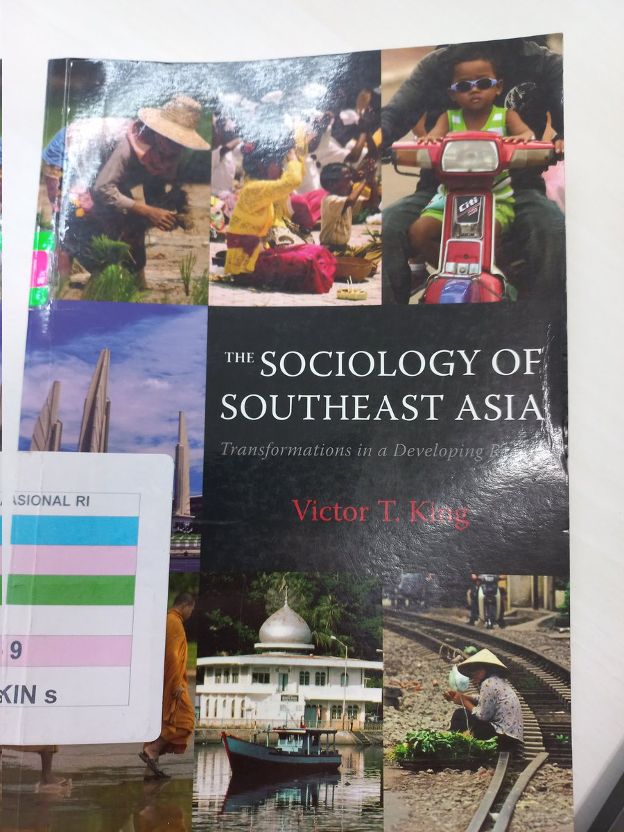 hagogah's tweet photo. Tadi baca 2 buku ini. Menarik bgt soal realita masyarakat asean abad 21, mulai dr kegalauan kelas menengah sampe satsetnya konglo. Menurutku recommended dibaca sama kengkawan geraan kiri indo. Biar ga cuma baca teori, tp berangkat dr bukti dan bisa atur strategi. Good luck! 😘 https://t.co/YxyNbTzGA0