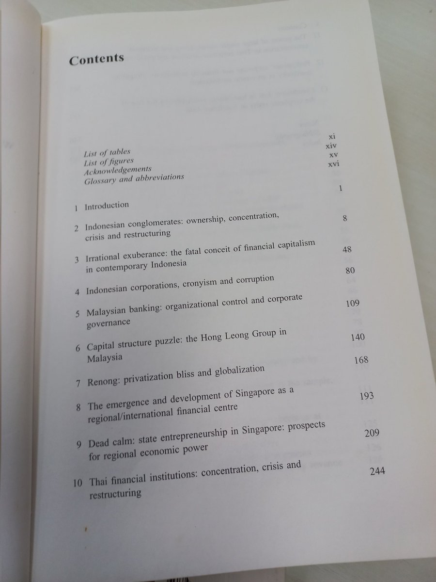 hagogah's tweet photo. Tadi baca 2 buku ini. Menarik bgt soal realita masyarakat asean abad 21, mulai dr kegalauan kelas menengah sampe satsetnya konglo. Menurutku recommended dibaca sama kengkawan geraan kiri indo. Biar ga cuma baca teori, tp berangkat dr bukti dan bisa atur strategi. Good luck! 😘 https://t.co/YxyNbTzGA0
