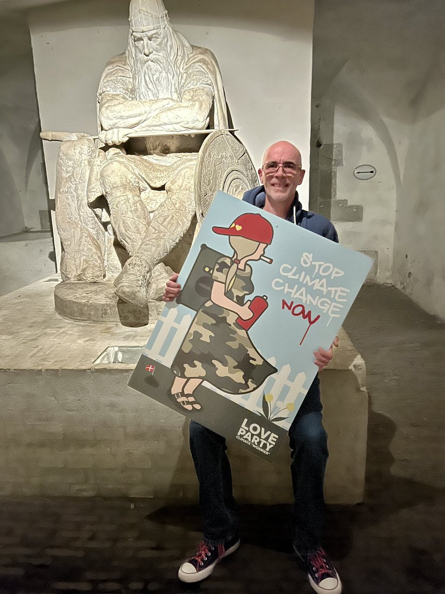 NFTartpusher's tweet photo. Holger og jeg siger STEM GRØNT 🇩🇰🇩🇰🇩🇰 
Spændende møde på Kronborg idag - more TBA 👑👑👑
@NFTartpusher 
#holgerdanske 
#kronborg 
#kronborgslot 
#artpushercom 
#stopclimatechange https://t.co/bSC1eReDgT
