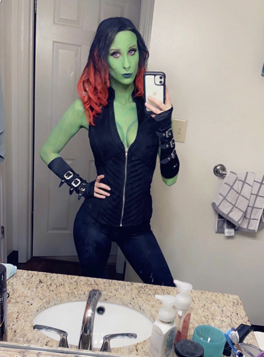 Kate_Kat_31's tweet photo. @zoesaldana I have a new found respect for how long you patiently sat in the makeup chair every single time and how incredibly well you played Gamora. I wish I would have had your weapons belt and sword but I tried my best! 💚🖤✨ https://t.co/VC6Ebkfl0m