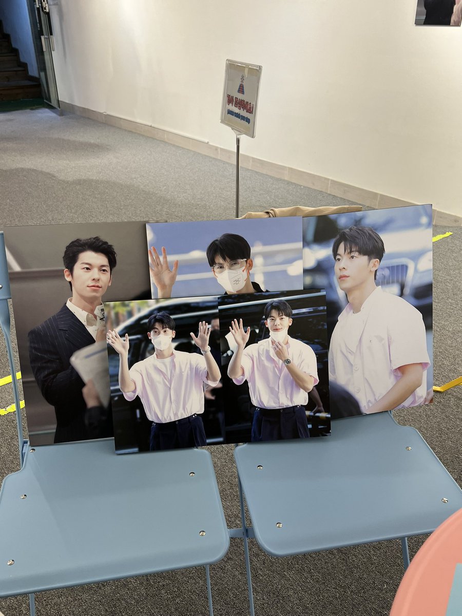 📍 팬스페이스

누가봐도 전시회 느낌이 낭낭했던 곳!! 마지막날 나눔 시간에 평생 쓸 운 다 써서 4점이나 가져오게 되었습니다,,, 그래서 더 없이 좋은 추억으로 남았어요 엉엉😭💙 감사합니댜....

#미래에도_과거에도_함께하고_싶어
#在未來_和過去_緊緊相依