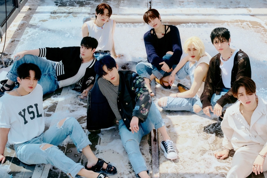 soompi's tweet photo. #StrayKids' "MAXIDENT" Becomes Their 1st Album To Spend 3 Weeks In Top 30 Of Billboard 200
https://t.co/FnVXUVvxs3 https://t.co/KhYWiQOZXL