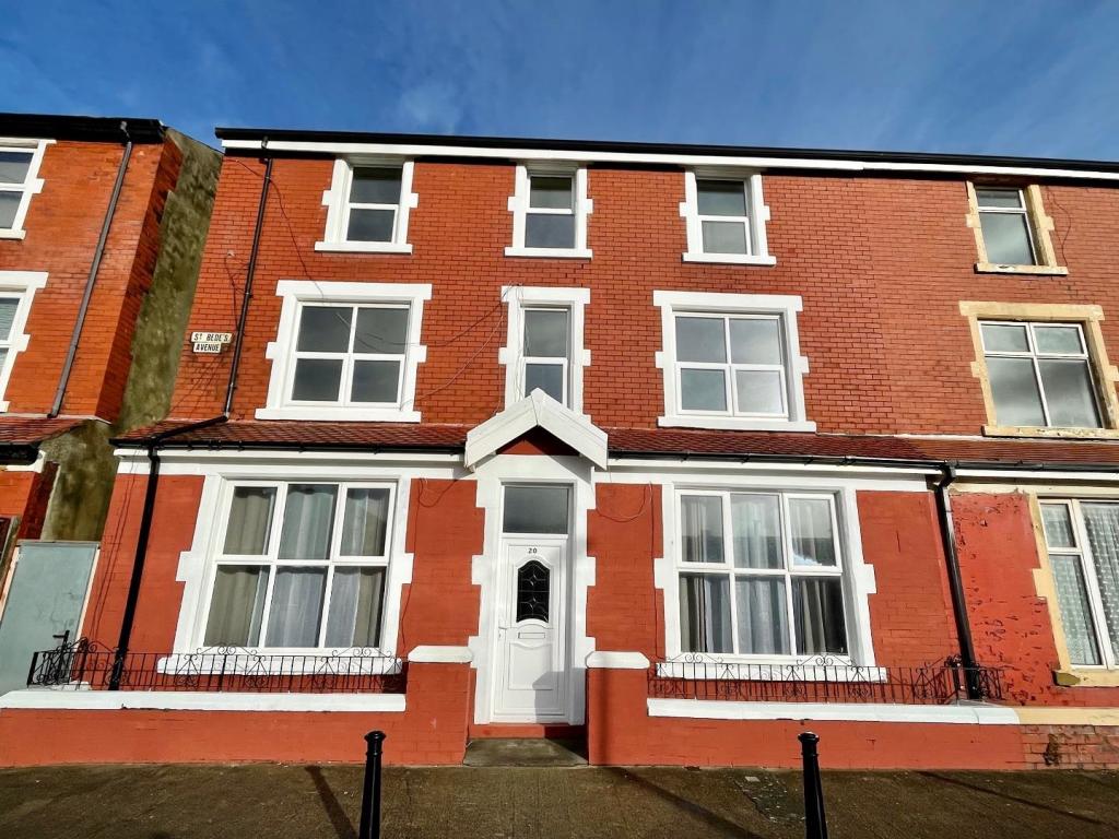 Hunters_BPL's tweet image. ✨NEW PROPERTY FOR SALE✨ 
St. Bedes Avenue, Blackpool 
£145,000 
**DOUBLE FRONTED 6 BED SEMI DETACHED HOUSE CLOSE TO THE PROMENADE WITH NO ONWARD CHAIN** 
Call 01253 362640 to arrange a viewing.
#propertyforsale #6beds