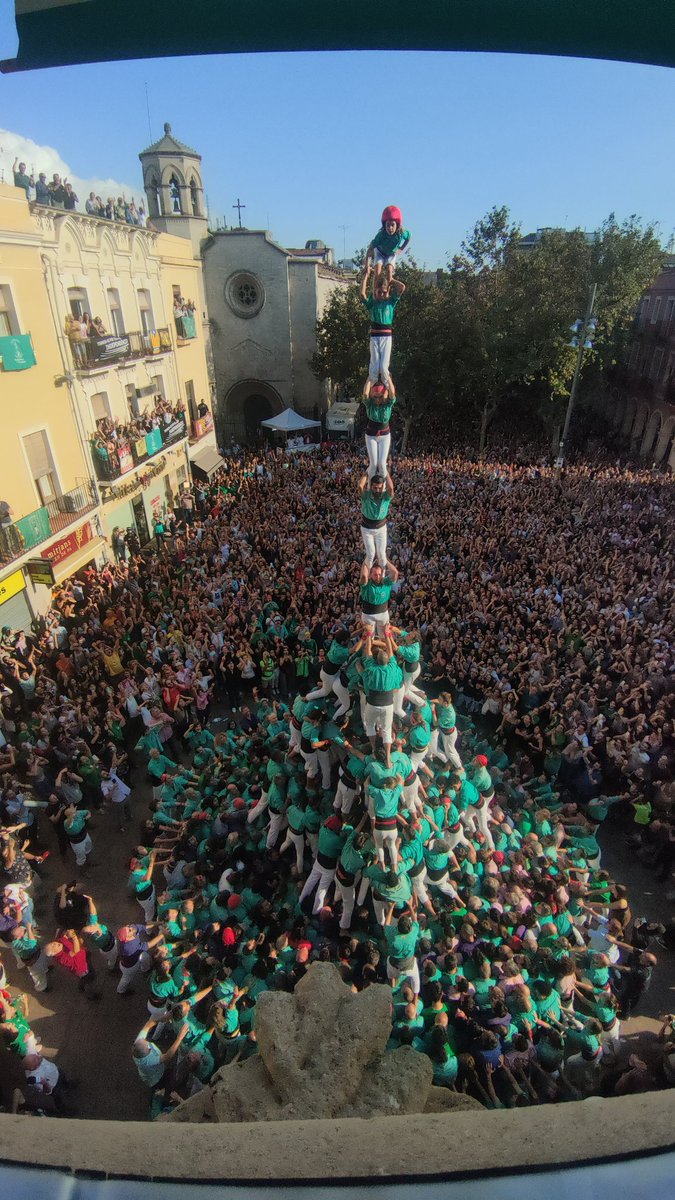 HISTÒRIC!
ELS <a href="/Verds/">Castellers de Vilafranca</a> CARREGUEN EL PRIMER PILAR DE 9 AMB FOLRE, MANILLES I PUNTALS DE LA HISTÒRIA DEL MÓN CASTELLER!
#castellers