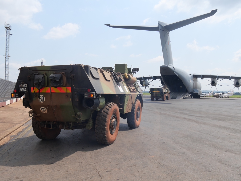 MISLOG_BANGUI's tweet photo. 🇫🇷🇨🇫 Embarquement des #VAB de la 
@MISLOG_BANGUI à bord d'un A400M @Armee_de_lair 
➡️Une manœuvre logistique qui va se faire en plusieurs rotations d'avions et durer quelques jours
@EtatMajorFR @FranceBangui https://t.co/ylfbJExfqK