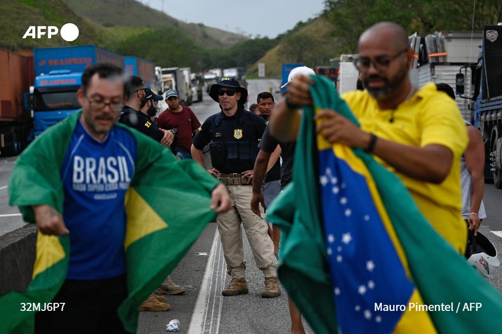 afpfr's tweet photo. 🇧🇷 Les blocages de routes se sont intensifiés au Brésil, au surlendemain de l'élection de Lula à la présidence, de nombreux chauffeurs de camions et des manifestants pro-Bolsonaro refusant d'accepter la défaite du président d'extrême droite #AFP https://t.co/85rXI53DSY