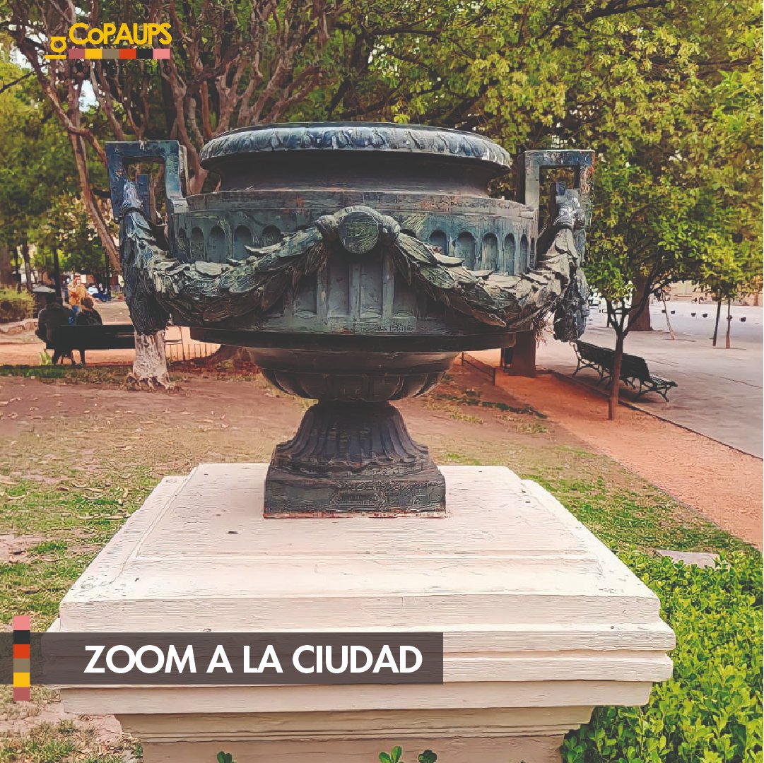 CoPAUPSok's tweet image. Detalles en la ciudad. Vos ¿los ves?🤓

Copón realizado en hierro fundido. Engalanan parques, plazas y patios. Proceden de la fundición A. Motteau, representantes de la Fábrica de Forjadores y Fundidores Val D'Osne.

Detalle: Copón de catálogo Val D'Osne
Año 1910
Plaza 9 de Julio