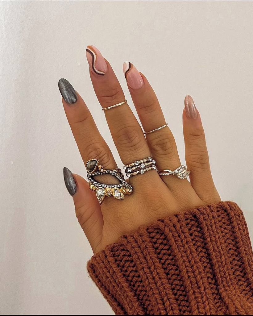We're enamored with this combination of swirls and ✨bling! This Bellacures mani features a continuous swirl on two nails to tie the full look together.⁣
⁣
Book your next service at bellacures.com⁣
⁣
📸 @daniellelombard instagr.am/p/Cka8Flgr97a/