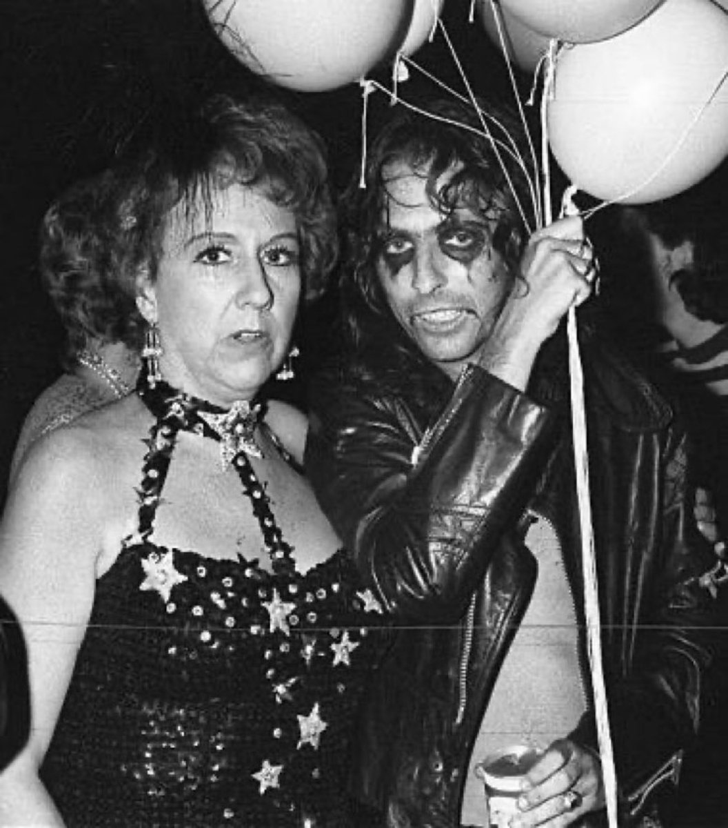 Super70sSports's tweet photo. Nobody in the 70s partied harder than Alice Cooper and Edith Bunker. https://t.co/QHrM1ipvEL
