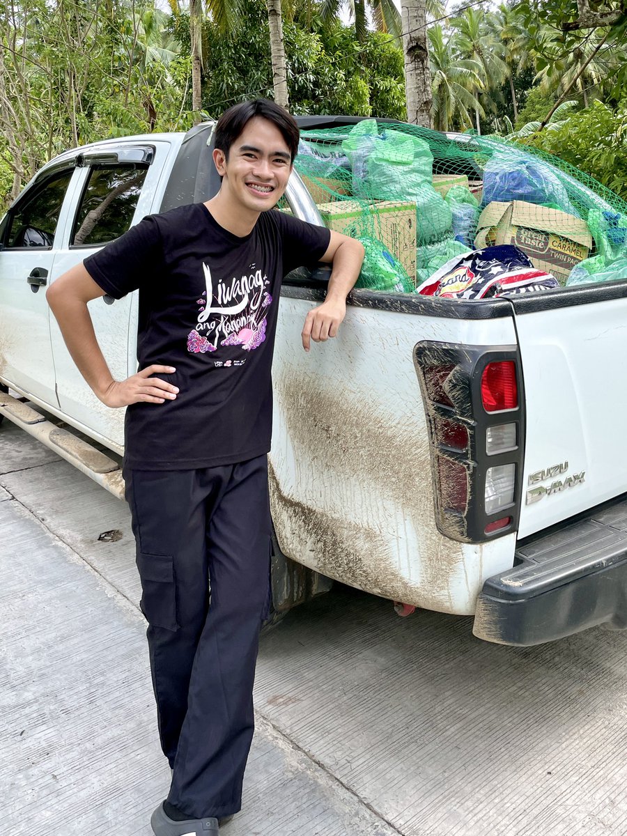 Arshiethromycin's tweet photo. Distribution of relief goods✅
Habang inaabot ko sa mga tao ang mga relief goods lagi nilang tanong:

“Kanino (politiko) po ito?”
Me: Donations po yan ng mga tao. No politics.

“Ano pong hinahangad mo?”
 Me: Hinahangad ko pong magkajowa! char!

Maraming salamat po sa inyo!🫶🏼 https://t.co/3J0XMQdhaU