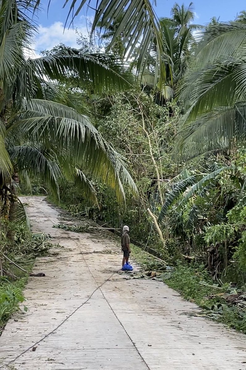 Arshiethromycin's tweet photo. Distribution of relief goods✅
Habang inaabot ko sa mga tao ang mga relief goods lagi nilang tanong:

“Kanino (politiko) po ito?”
Me: Donations po yan ng mga tao. No politics.

“Ano pong hinahangad mo?”
 Me: Hinahangad ko pong magkajowa! char!

Maraming salamat po sa inyo!🫶🏼 https://t.co/3J0XMQdhaU