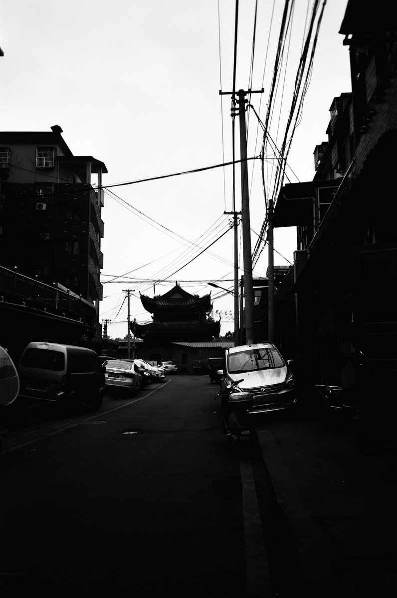RIseYX's tweet photo. Near my last apartment there was a big, messy community where I never set foot in. One day I walked into that street and the people were quiet and when I got to the end of the street I looked up, I saw a temple.

#blackandwhitephotography

#streetphoto

#streetphotography https://t.co/6s3Hwng6cQ