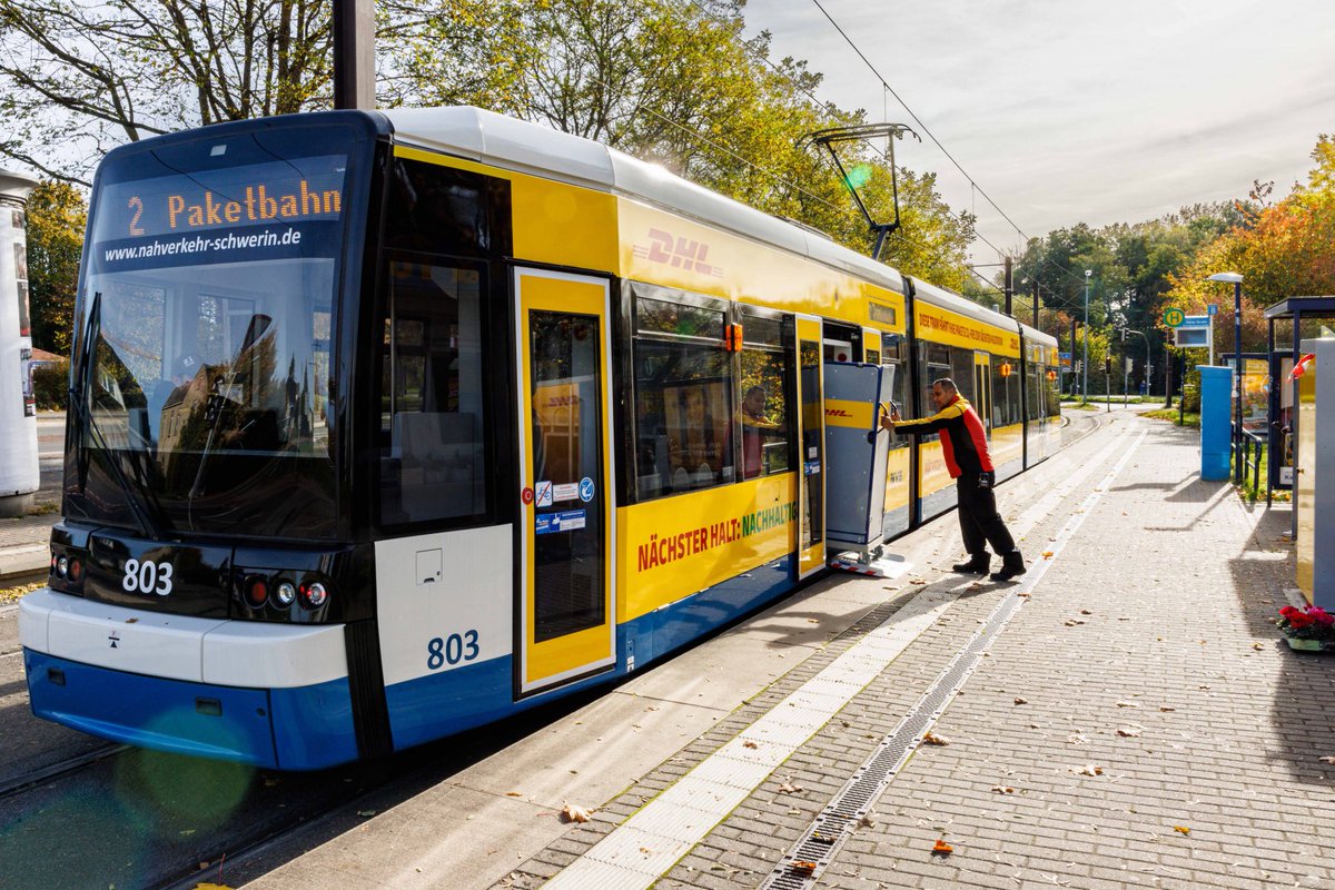 MiastoJestNasze's tweet image. Kiedy kilka lat temu publikowaliśmy raport o logistyce miejskiej wielu komentatorów (najczęściej tych mocno przyspawanych do aut 🚗) wyśmiewało nasz pomysł na @TramwajeW cargo 🚋📦 w Warszawie.

Kilka dni temu DHL uruchomiło w Hamburgu „Paketbahn” - tramwajową linię paczkową 📦!