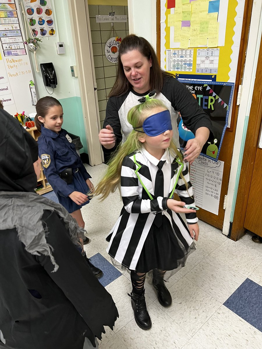 Happy Halloween! We had a fa-boo-lous time yesterday👻 thank you to our class moms and parent volunteers for putting together such a fun afternoon 🎃