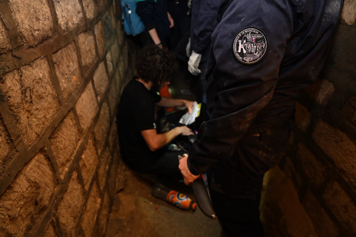 prefpolice's tweet photo. #Halloween 🎃 | Bilan de l'opération de police menée la nuit passée dans les anciennes carrières de Paris :
➡️ 199 personnes contrôlées et verbalisées pour pénétration et circulation interdite dans ces lieux.

⛔️ Rappel : l'accès aux catacombes est dangereux et interdit. https://t.co/fh9c9x4m1P