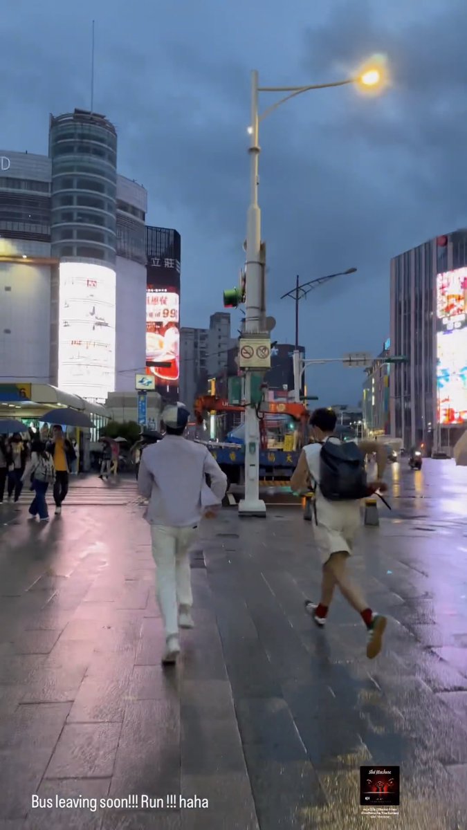 mp_neveryday's tweet image. เอ็นดูพี่อาโปกับพี่ต๋องอะ ความรถบัสกำลังจะออกเลยต้องรีบวิ่ง พี่ต๋องคือจับมือพี่โปวิ่งเลยละวิ่งจนผมฟูกันไปหมด น่ารักมาก ☺️
#Nnattawin #tongthk 
@Nnattawin1 @tongthk