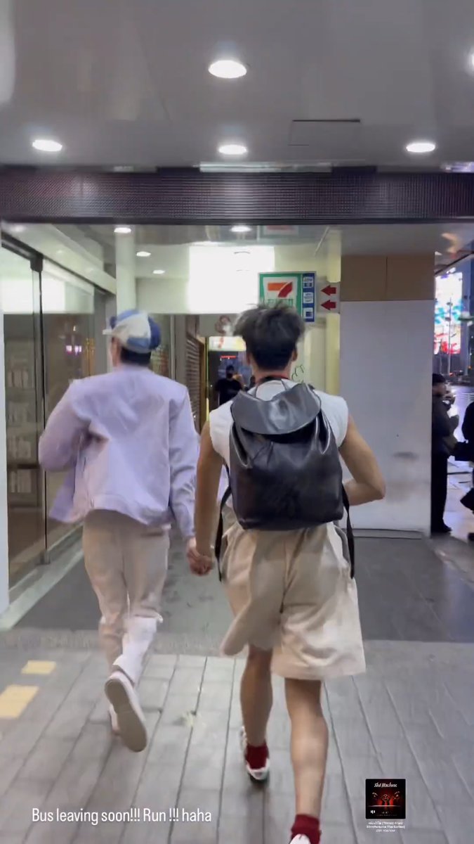 mp_neveryday's tweet image. เอ็นดูพี่อาโปกับพี่ต๋องอะ ความรถบัสกำลังจะออกเลยต้องรีบวิ่ง พี่ต๋องคือจับมือพี่โปวิ่งเลยละวิ่งจนผมฟูกันไปหมด น่ารักมาก ☺️
#Nnattawin #tongthk 
@Nnattawin1 @tongthk