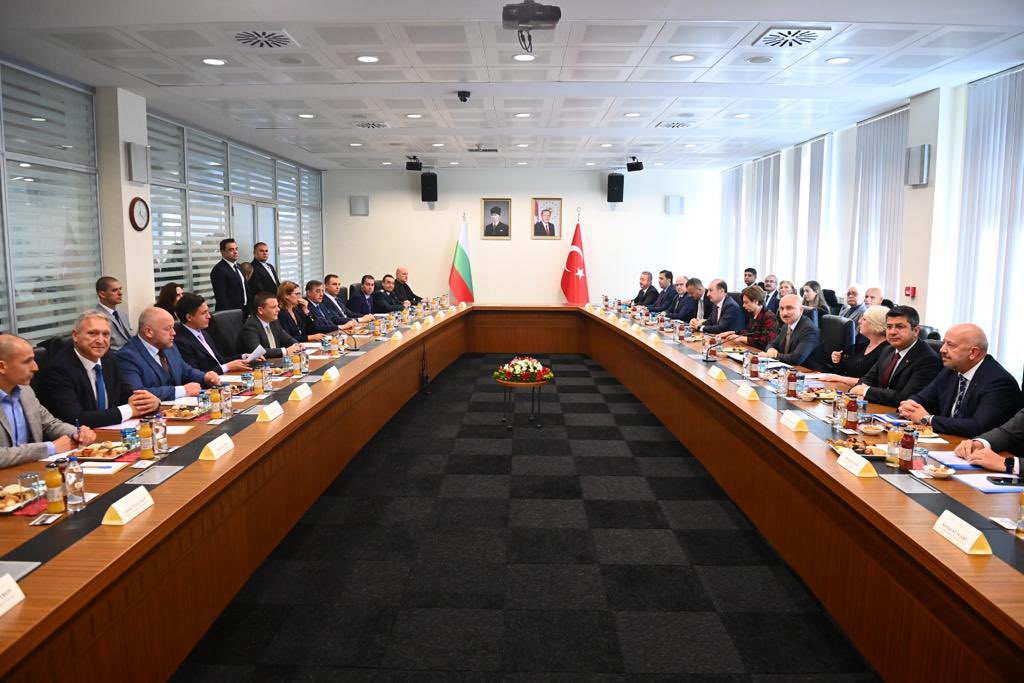 Bulgaristan Ekonomiden Sorumlu Başbakan Yardımcısı ve Ulaştırma ve Haberleşme Bakanı Sn. Hristo Aleksiev ile görüşme gerçekleştirdik. Türkiye ve Bulgaristan'ın bölgesel iş birliğini güçlendirmeye devam ediyoruz.🇹🇷🇧🇬
