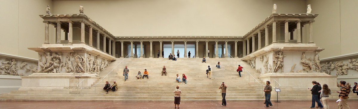 Laberintosarte's tweet photo. Hoy os vamos a hablar un poco sobre el #AltardePérgamo, una de las joyas de la arquitectura y la escultura helenísticas (s.II a.C.) conservada en el #PergamonMuseum de #Berlín. ¡Marchando #hilo🧵! https://t.co/LdK5hSnGlo