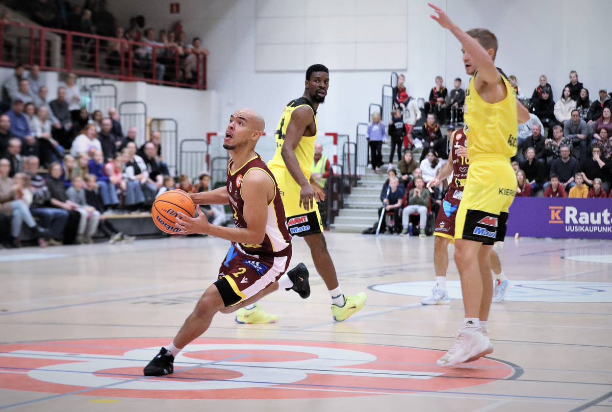 jalkipelinet's tweet photo. Trey Niemi pelaa Korihaissa elämässä parasta kauttaan – karibialainen rytmi raikaa Pohitullissa.
https://t.co/cUoCE5mlxq
#Korisliiga #uraperhe #urabasket #MeidänJoukkue #Susijengi #Korihait #Uusikaupunki #VilpasVikings #redandwhite https://t.co/3PiQ3Q3ohD