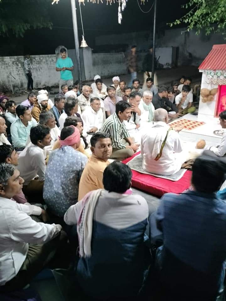 JDTHAKOR88's tweet photo. #Temple_Visit #AlpeshThakor 
#Sami_Mubarakpura...

સમી તાલુકા ના મુબારકપુરા મુકામે હમીરભાઈ પંચાલ સરપંચ શ્રી અને ભૂવાજીના ત્યાં રાધનપુર ના પુર્વ ધારાસભ્ય શ્રી અલ્પેશજી ઠાકોરે જહું માતાજી ના મંદિરે દર્શન કરી માતાજી ના આશિર્વાદ મેળવ્યી ને ધન્યતા અનુભવી..
@AlpeshThakor_
@adhicutting https://t.co/eXaLdArIFd