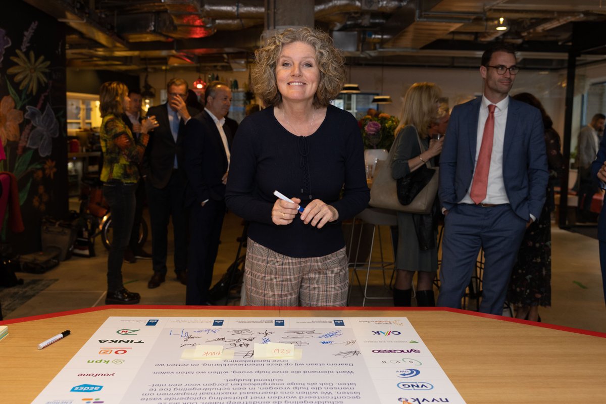 bankensector's tweet photo. Gisteren tekende @medyvanderlaan namens de #bankensector de intentieverklaring dat mensen in de schuldsanering hulp moeten krijgen.
Een mooi initiatief van @schuldhulp.
Zie: https://t.co/j8Cf7HpQQF https://t.co/LZYqUXIpt4