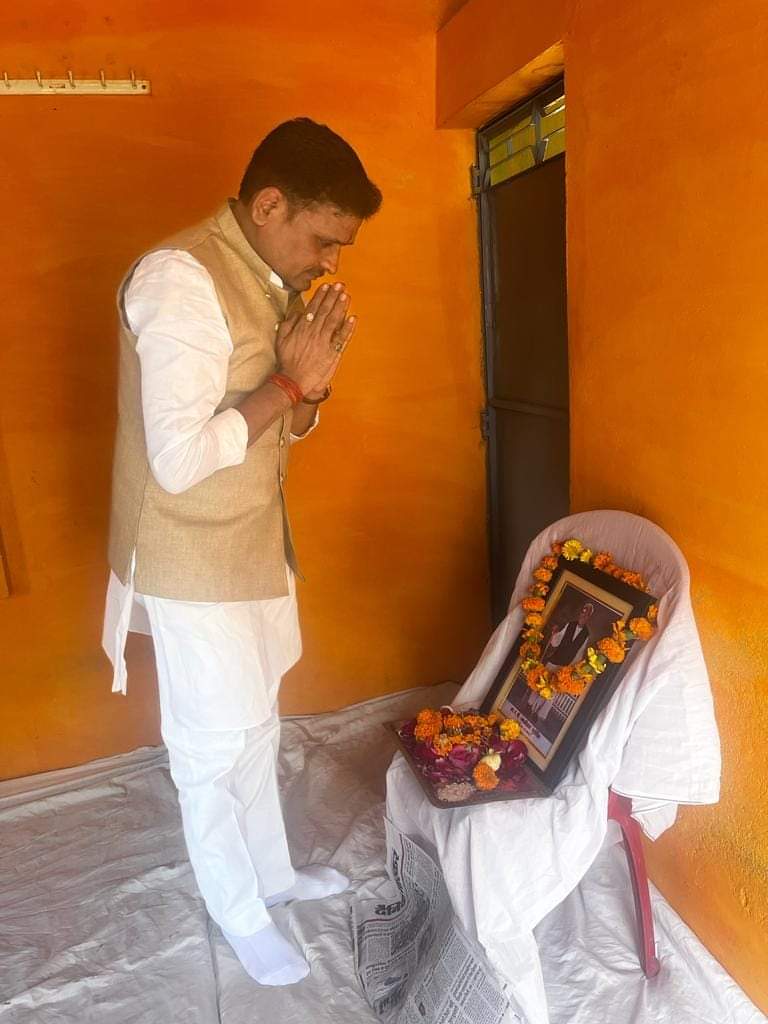 Ashutosh4BJP's tweet photo. श्री मनोज पुरोहित जी, श्री राजीव पुरोहित जी के पूज्य पिताजी एवं विकास शर्मा के पूज्य दादाजी श्री ग्यासीराम पुरोहित जी (सेवा नि. प्रधानाध्यापक) के निधन पर फतेहपुर इंदरगढ़ पहुंचकर श्रद्धांजलि अर्पित की....
🙏
प्रभु अपने श्रीचरणों में स्थान दें.... https://t.co/49B9PeJxog