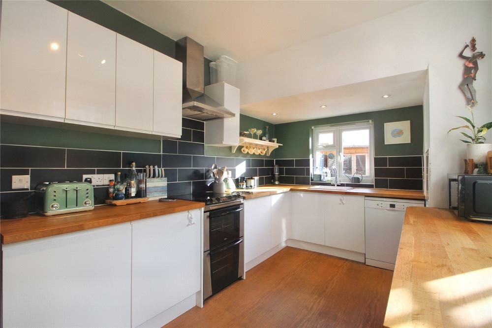 🏡 FOR SALE - A two bedroom Victorian end terrace in excellent condition in #Brislington

✔️ Open plan living space
✔️ Separate fitted kitchen
✔️ Two double bedrooms
✔️ Family bathroom
✔️ South-facing garden
✔️ £395,000

See more ➡️ cjhole.co.uk/property/for-s…