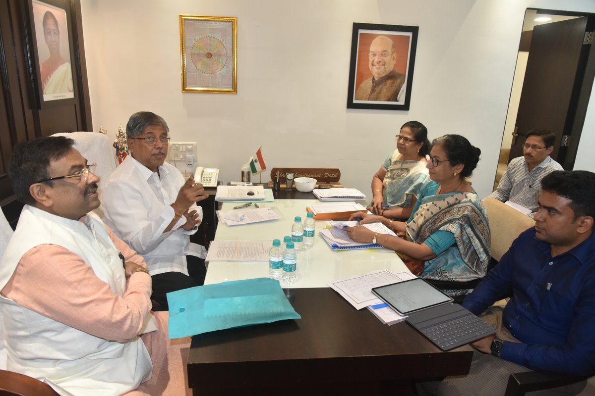 बल्लारपूर (जि.चंद्रपूर) येथे जूनपासून श्रीमती नाथीबाई दामोदर ठाकरसी (एसएनडीटी) महिला विद्यापीठाचे केंद्र सुरु करण्यात येईल. रोजगाराभिमुख आणि कौशल्याधारित अभ्यासक्रमांना प्राधान्य असल्याचे उच्च व तंत्रशिक्षण मंत्री <a href="/ChDadaPatil/">Chandrakant Patil</a> यांनी सांगितले.पालकमंत्री <a href="/SMungantiwar/">Sudhir Mungantiwar</a> उपस्थित होते.