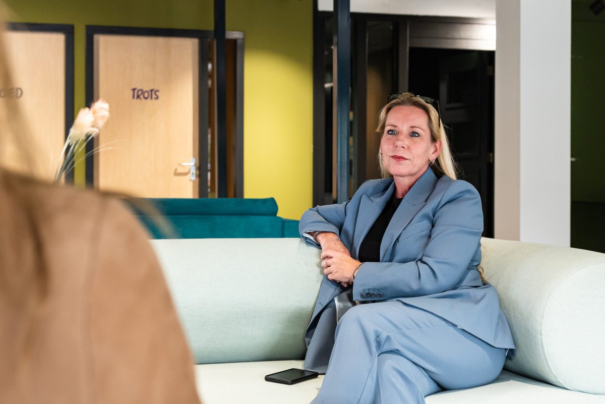 Politiebond's tweet photo. “Een flink aantal mensen in onze samenleving heeft geldzorgen. Daar zitten natuurlijk net zo goed politiecollega’s bij”, zegt Judith Eleveld. Zij is voorzitter van het Landelijk Overleg Sociaal Fondsen bij de politie.
Lees verder. 👇
https://t.co/dJ7jfKMmfR 
#politie #onzepolitie https://t.co/scciPbzpkt