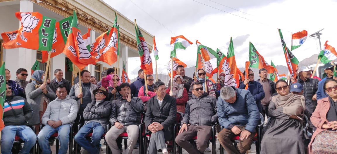 Thinles_Chumik's tweet photo. Today BJP Leh organised a protest against recent visit of Omar Abdullah and condemned his speech against LAHDC and UT Administration. BJP leaders also condemned KDA for their double face stand on UT status. 
#GoBackOmarAbdulah
#ShameShameKDA
@jtnladakh @tashi_gyalson @TashiKhachu https://t.co/GU6vCJaPnz