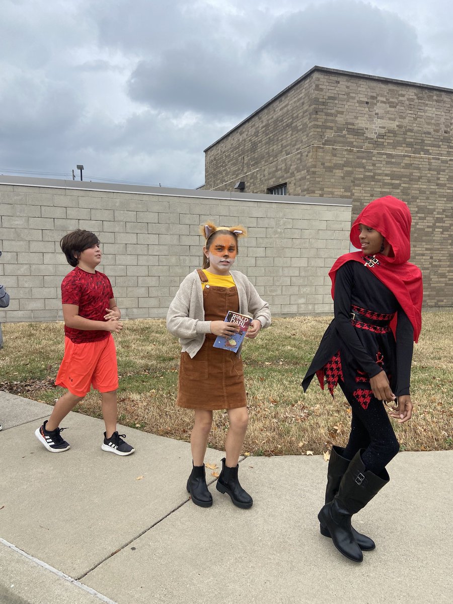 Look at the creative book characters on parade! <a href="/melissakcase1/">Melissa Kasey Case</a> @JCPSAsstSuptES3 <a href="/LPASAP/">Luis pasap</a>