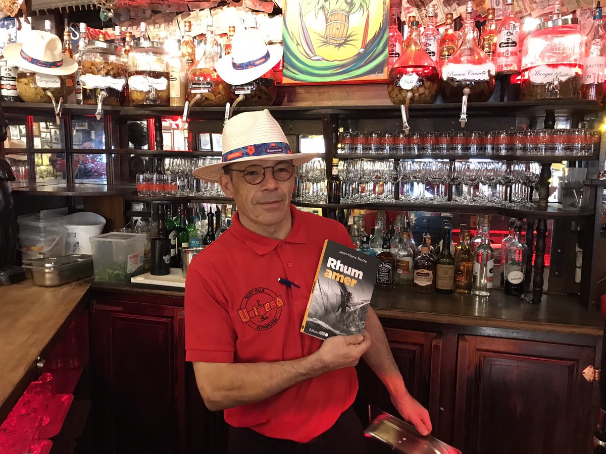 Joël, « figure » et plus ancien barman de l’Univers, son exemplaire de Rhum amer en main. L’action du polar démarre d’ailleurs au bar de l’Univers, rue de la soif à Saint-Malo #rhumamer #saintmalo #routedurhum #BarDeLUnivers