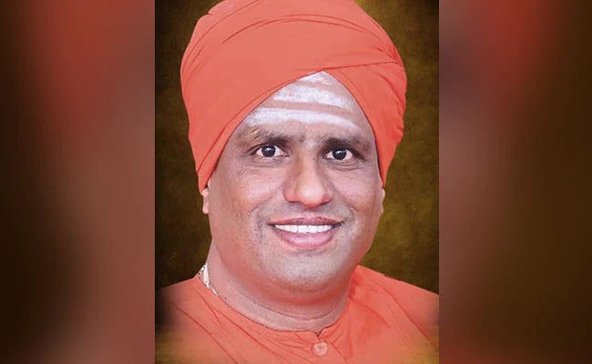 ndtv's tweet photo. Engineering Student Honey-trapped Karnataka Seer Who Died By Suicide: Cops https://t.co/f5tNvEvLKC https://t.co/KCKiVC9GGK
