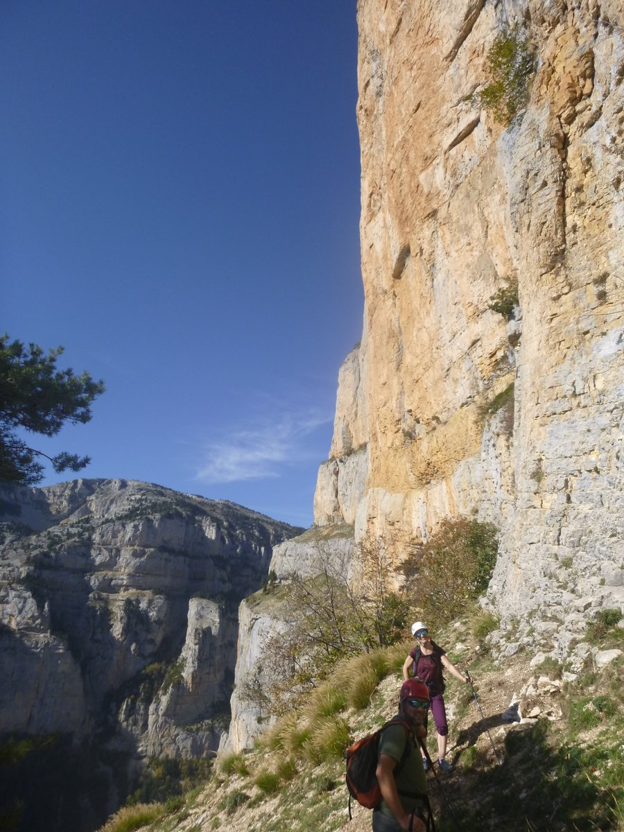 kus_steph's tweet photo. Sur la grande vire du rocher d'Archiane 2/3 #Vercors #Automne https://t.co/liRdchvPl3