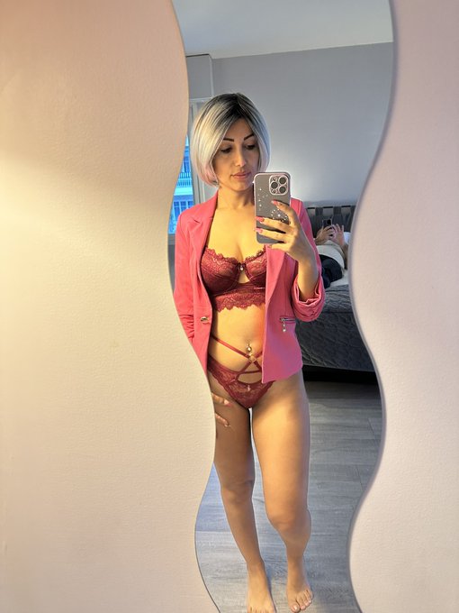 Salut les coquins j'esp&egrave;re que vous profitez de votre jour f&eacute;ri&eacute; 💋  Moi j'ai une grosse journ&eacute;e SEXE<a href="/tag/rt"class="tags"><span>#rt</span></a>