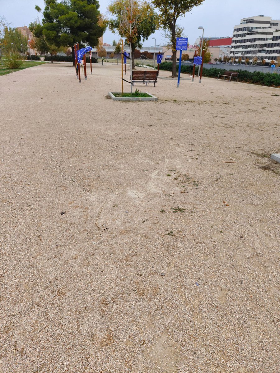 mikneuk's tweet photo. @lineamadrid #SYRLM Parque con 6 zonas tamaño de un campo de fútbol 7 cada una de ellas, con zona infantil y espacio para mayores, pero sin barras para ejercicios ¡con todo el espacio que hay! Tenemos q ir a parques de barrios contiguos. Parque Las Rosas-Capri, junto Pl. Alsacia. https://t.co/5utkcimklf